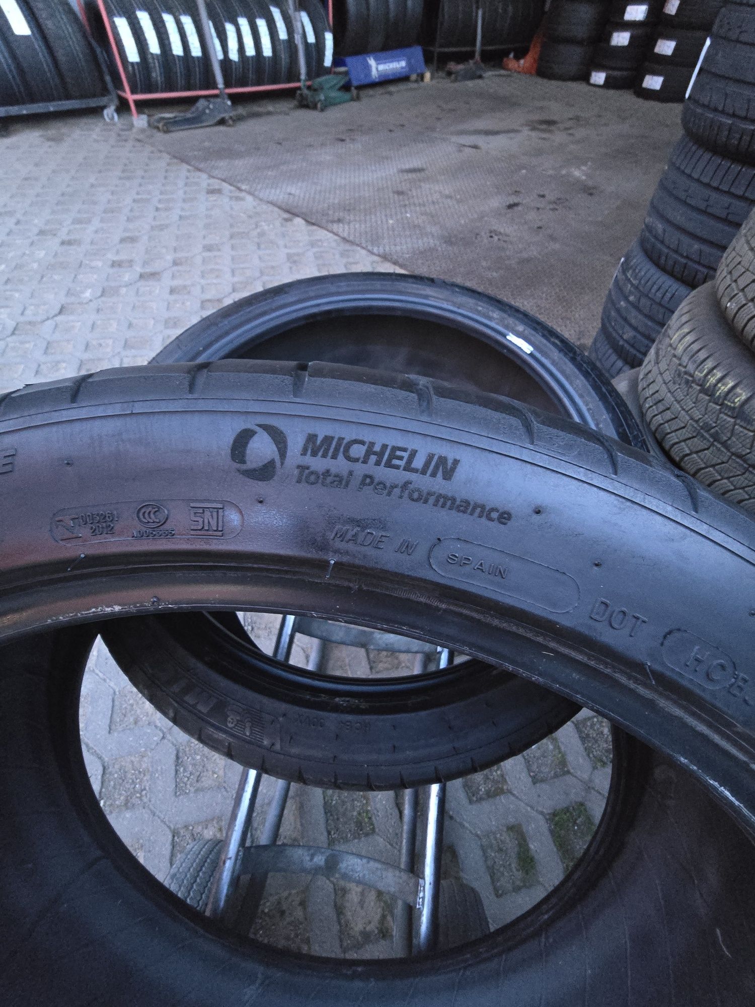 Летни гуми  1бр 245 40 20 и 275 35 20 1бр Michelin PS4s