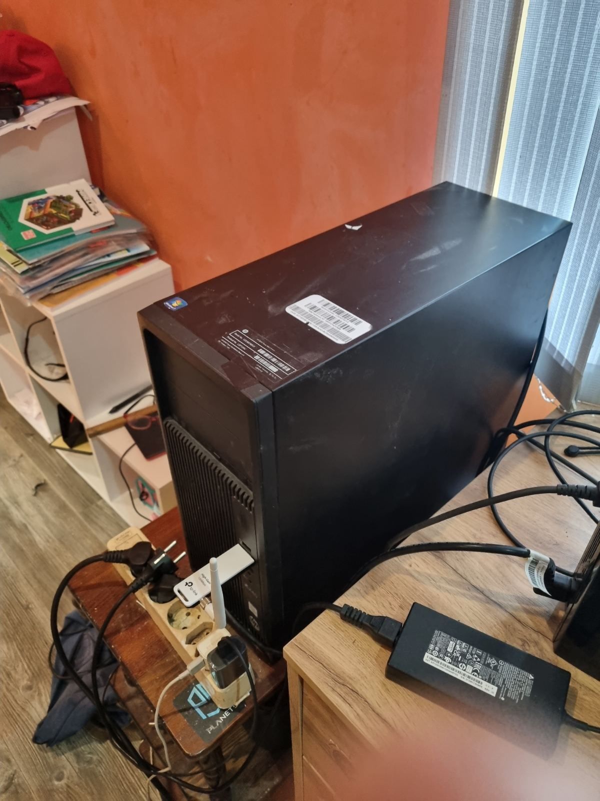 HP z240 tower desktop със сменена видеокарта и добавен HDD със 1ТБ
