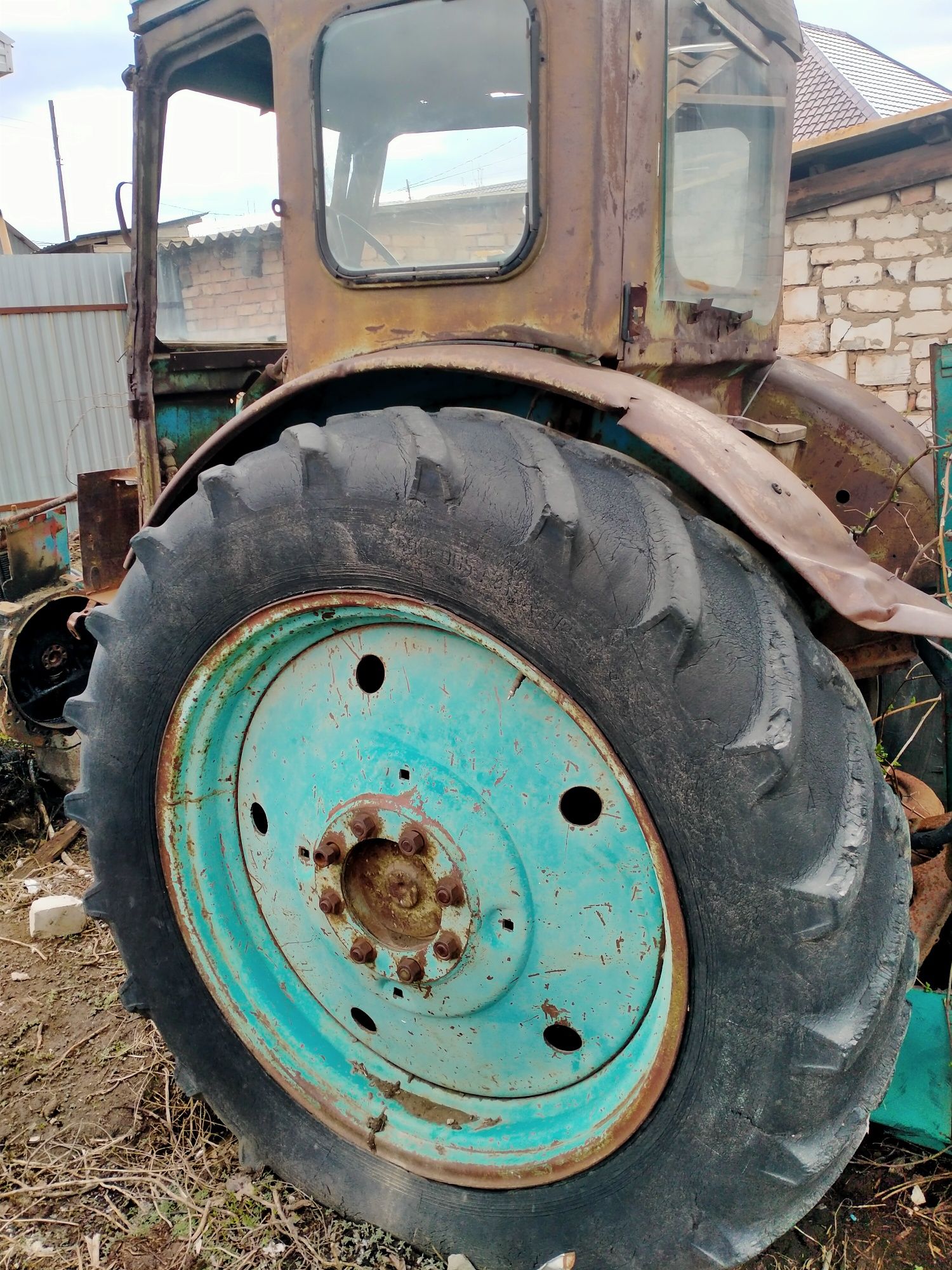 Продам запчасти от трактора Т-40 и плуг.