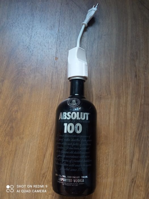 Vând lampă artizanală Vodka Absolut 100 , ideală pentru baruri !