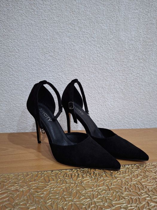 Туфли вечерние на каблуке с ремешком.