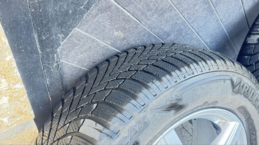 Продавам зимни гуми Bridgestone 235/65 R17 с джанти