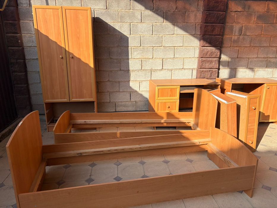 Продам шкаф две тумбы и две кровати