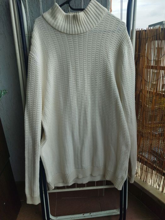 Бял мъжки пуловер