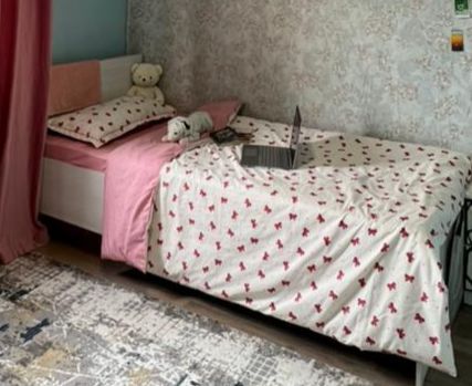 Кровать вместе с матрасом.