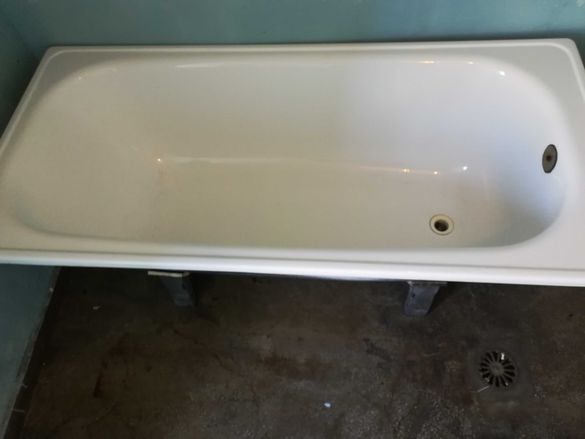 Метална емайлирана вана за къпане.