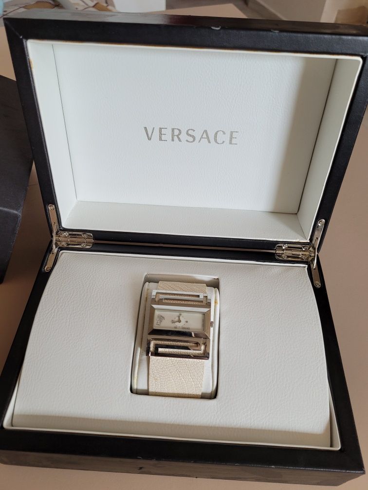 Часовник VERSACE