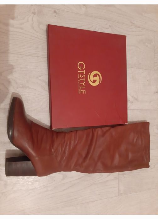 Продаю женскую кожанную обувь, цена 20 000 за одну пару, качество отли