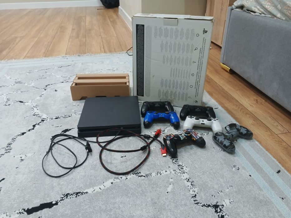 Продам ps4 с 5-ти джойстиками