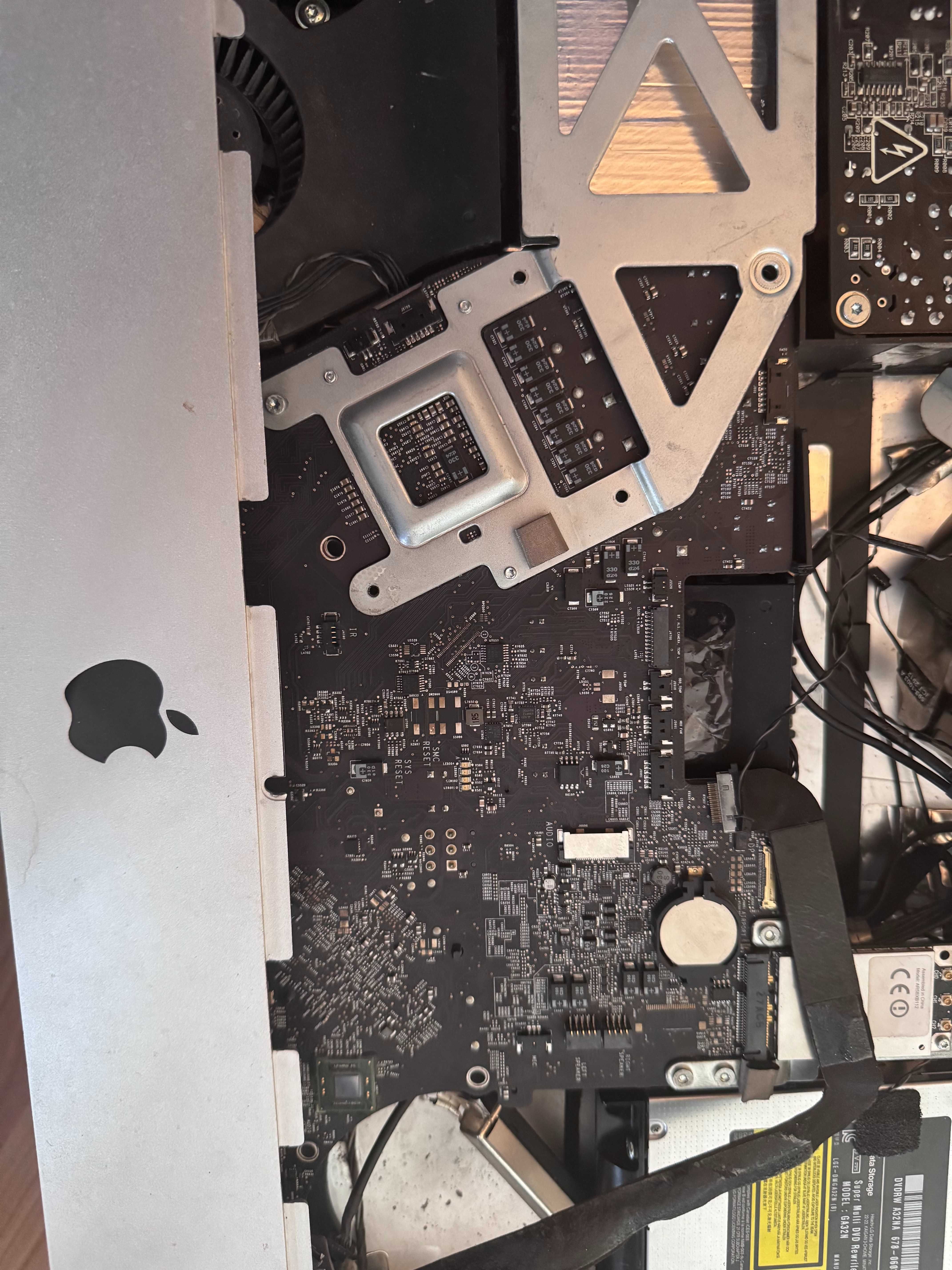 iMac 21.5" (Mid 2011) за части + стар монитор Samsung SyncMaster 224WM