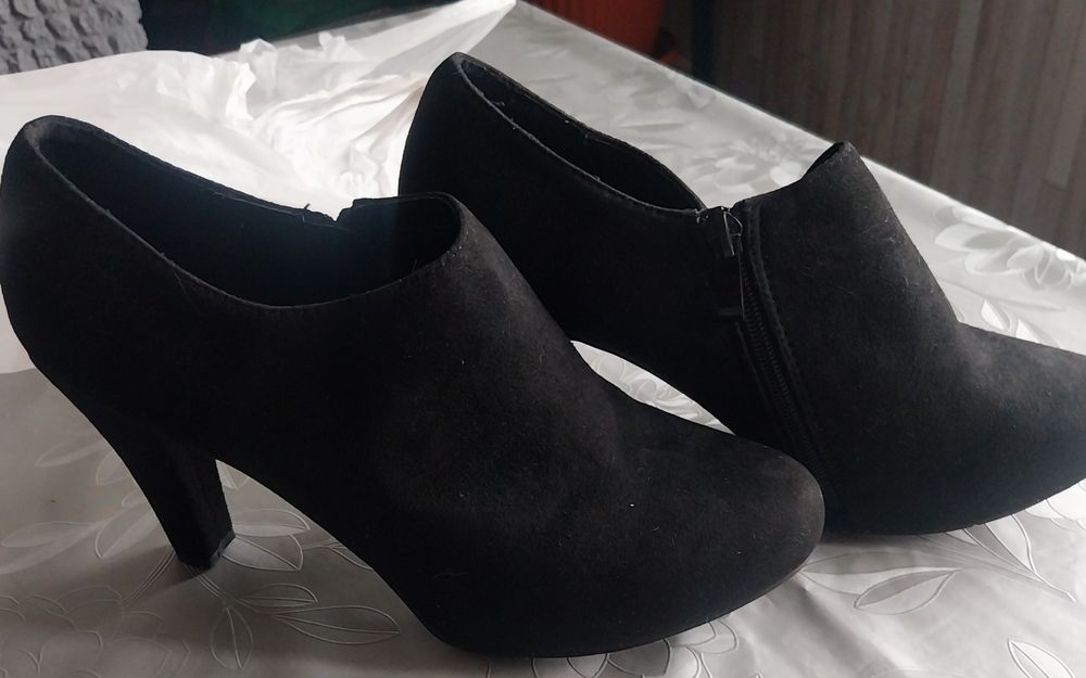 Велурени боти с ток