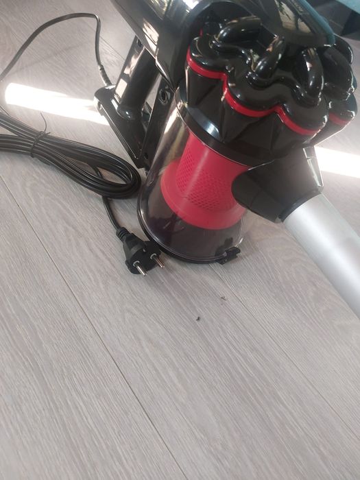 Aspirator vertical cu fir 1200w