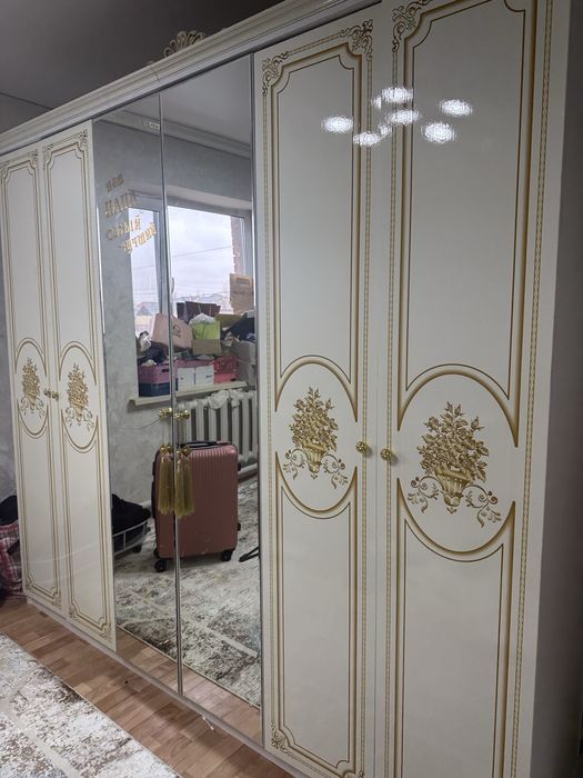 Большой шкаф для спальной комнаты