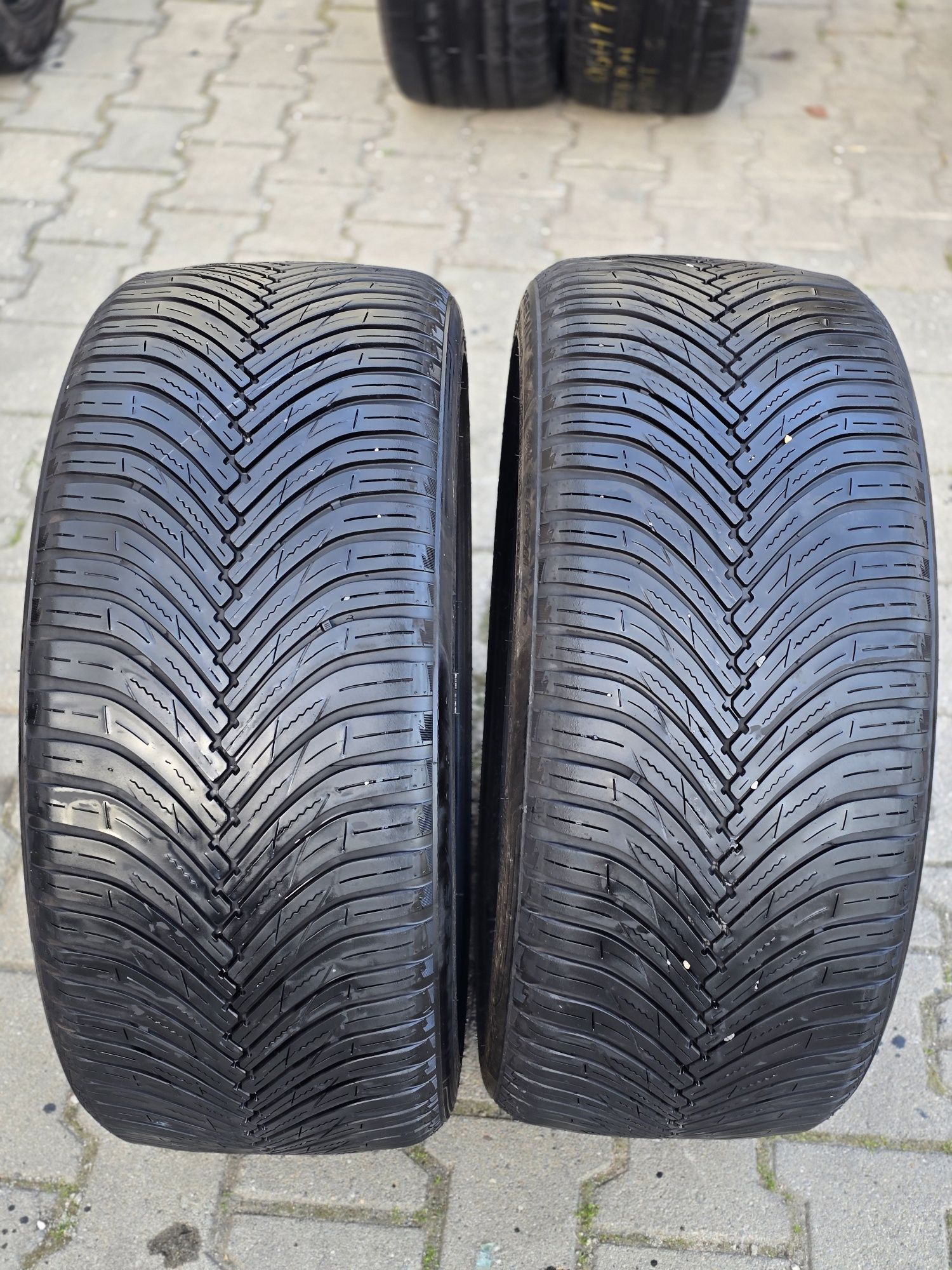 245 40 19 maxxis