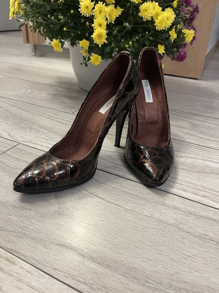 Pantofi d piele masura 35, corespund pt 36.