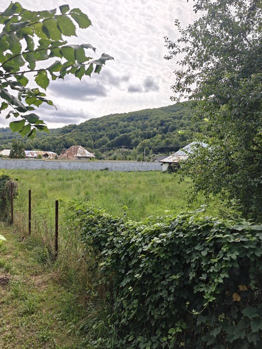 De vânzare teren cu casă în Slănic Moldova