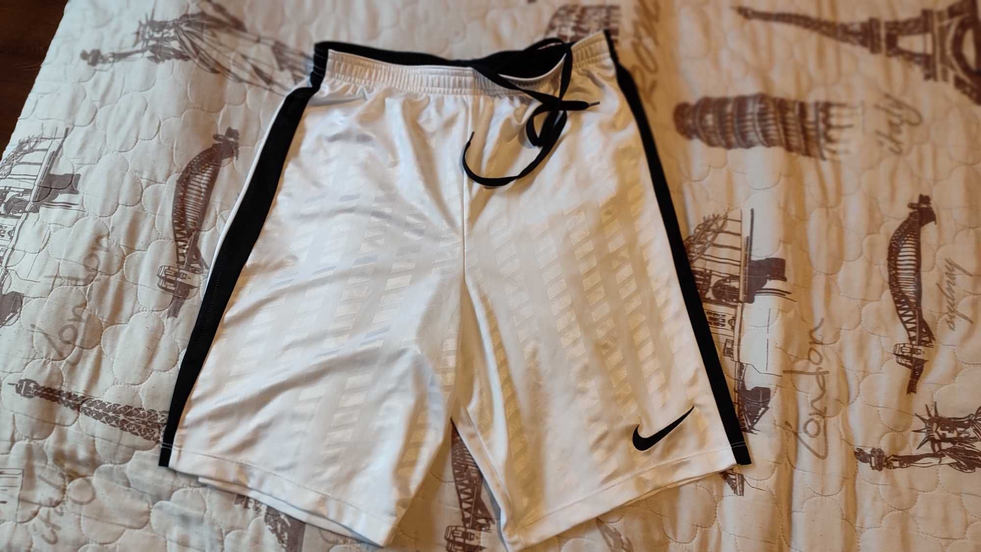 Nike тениска и шорти екип или поотделно. Xl 158-170