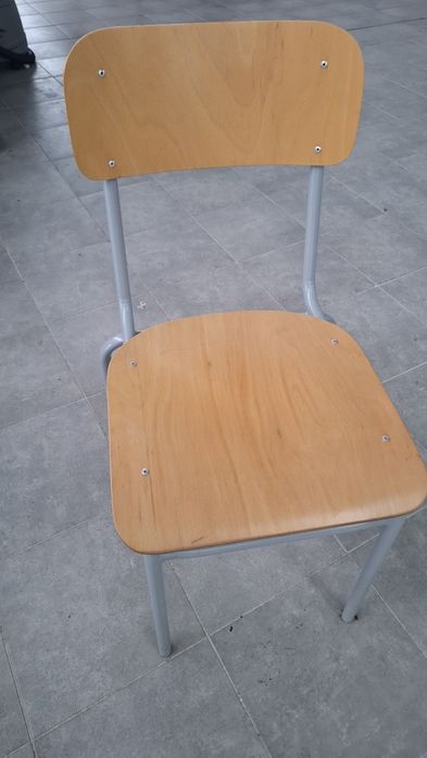 Продавам стол с метална конструкция