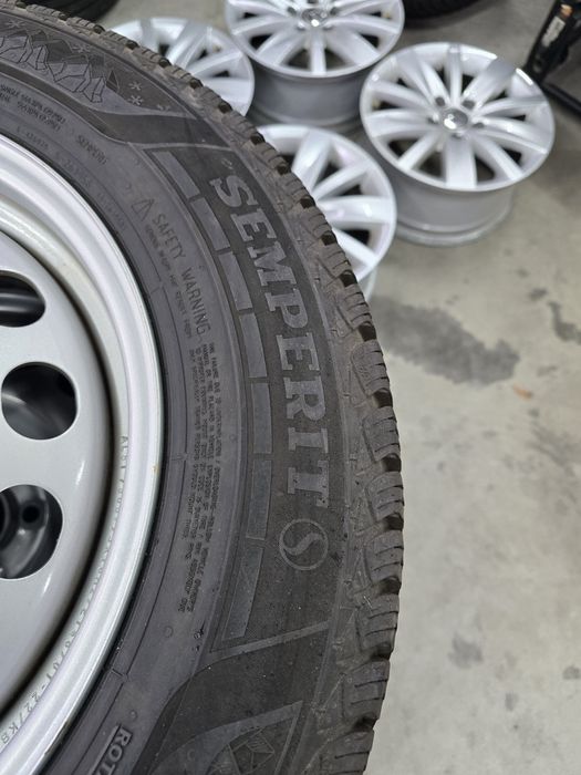 4 Броя Бусови Гуми 215/65/16C Semperit 2x9,5mm 2x9mm 22dot