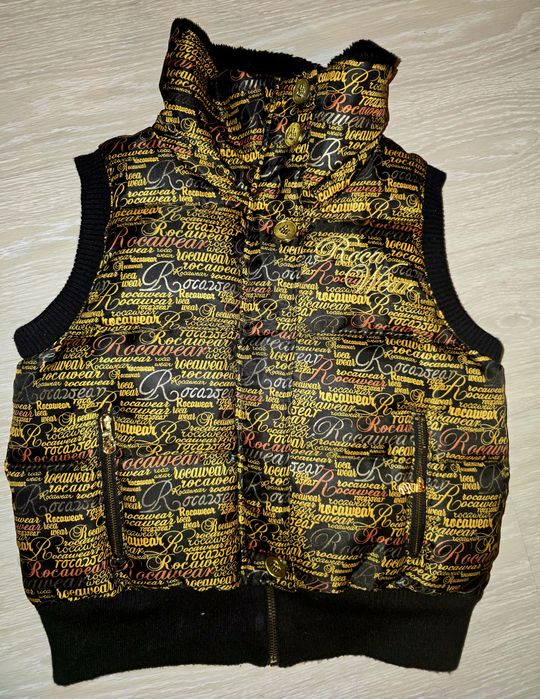 Зимняя жилетка на пуху бренда ROCAWEAR. НОВАЯ.