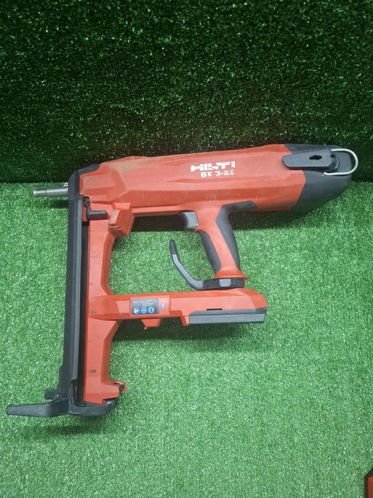Пистолет на Hilti BX 3-22 за директен монтаж с 2 батерии по 4 ампера