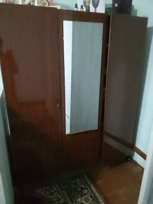 Шкаф сотилади, ойнали ва 2 эшикли