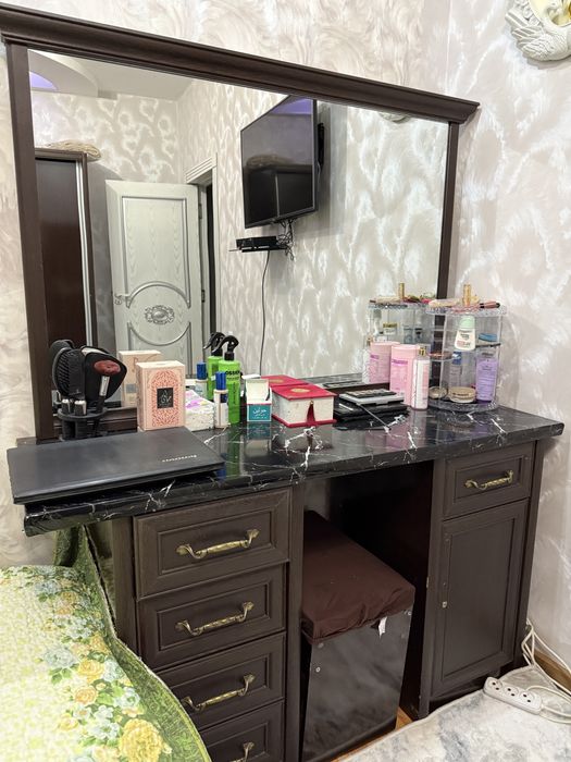 Продается спальный гарнитур,кухонный уголок и ковер