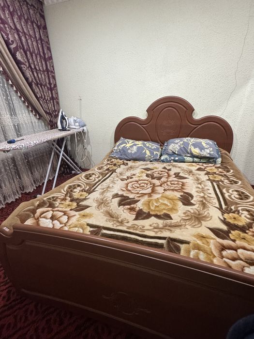 Krovat (matrassiz), 2 ta tumbochka va katta shkaf sotiladi