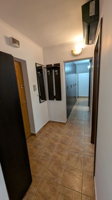 Vând apartament cu două dormitoare și sufragerie open space.