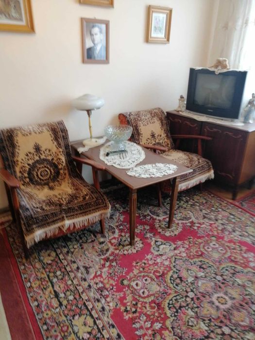 vând mobila sufragerie,mese,scaune,fotolii, dulapuri.