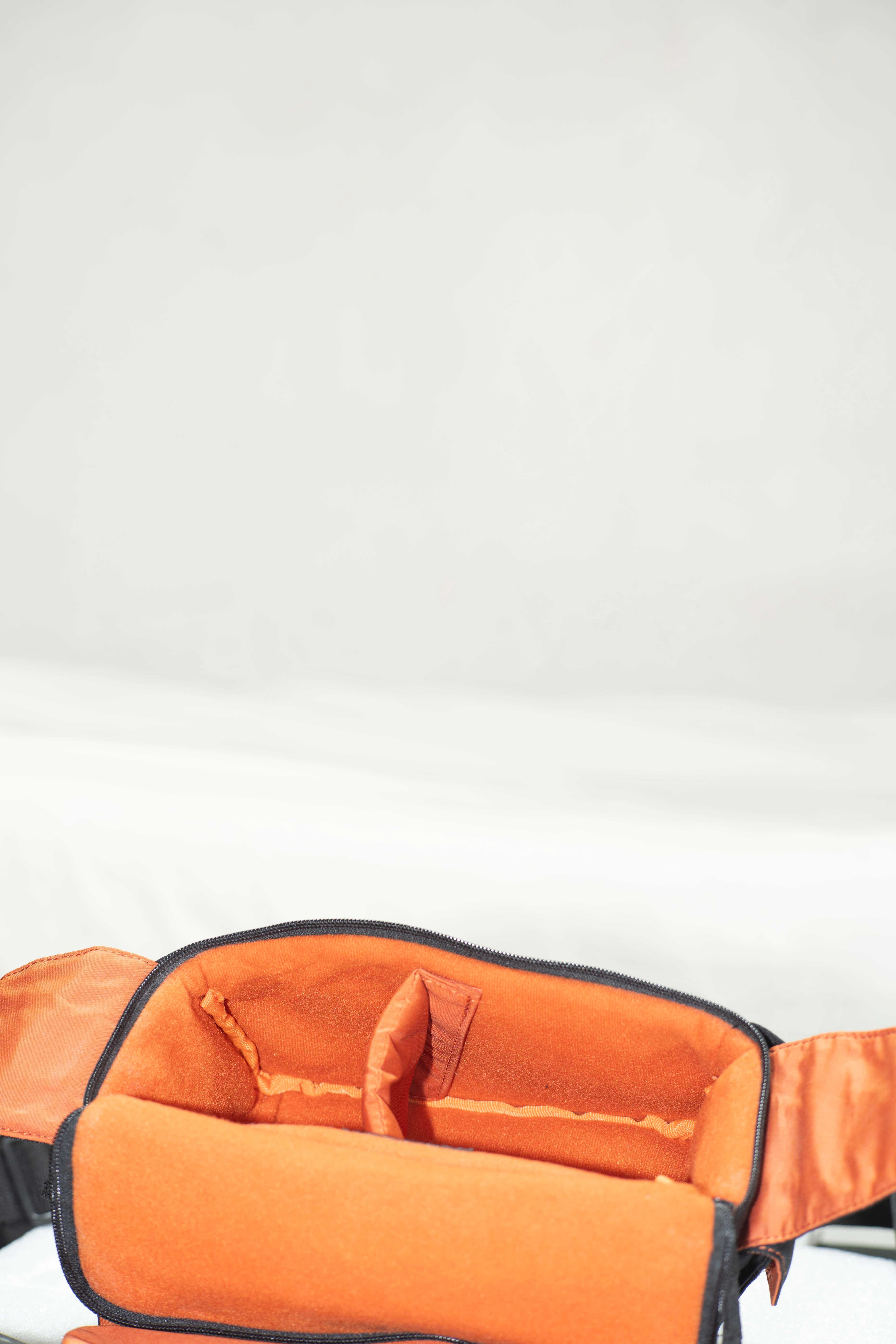 Фотографска чанта за  рамо LOWEPRO Impulse 130 с двойно  закопчаване