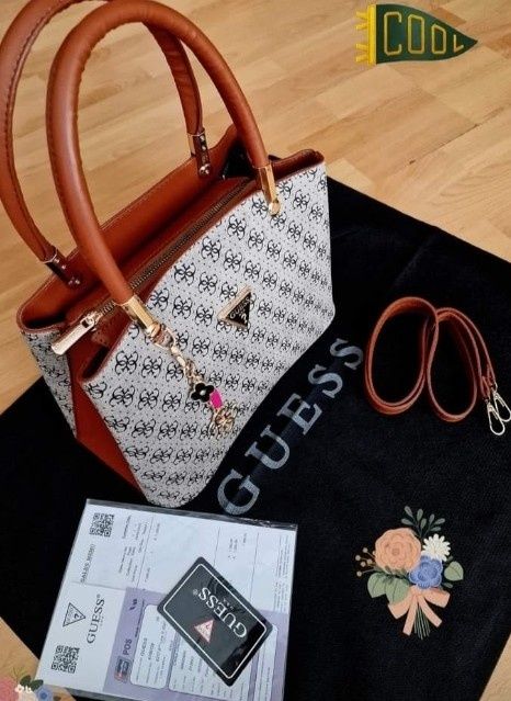 Geanta Guess material textil, insertii piele maro cognak, saculet, eti