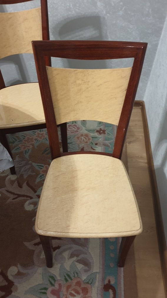 Круглый стол  со стульями