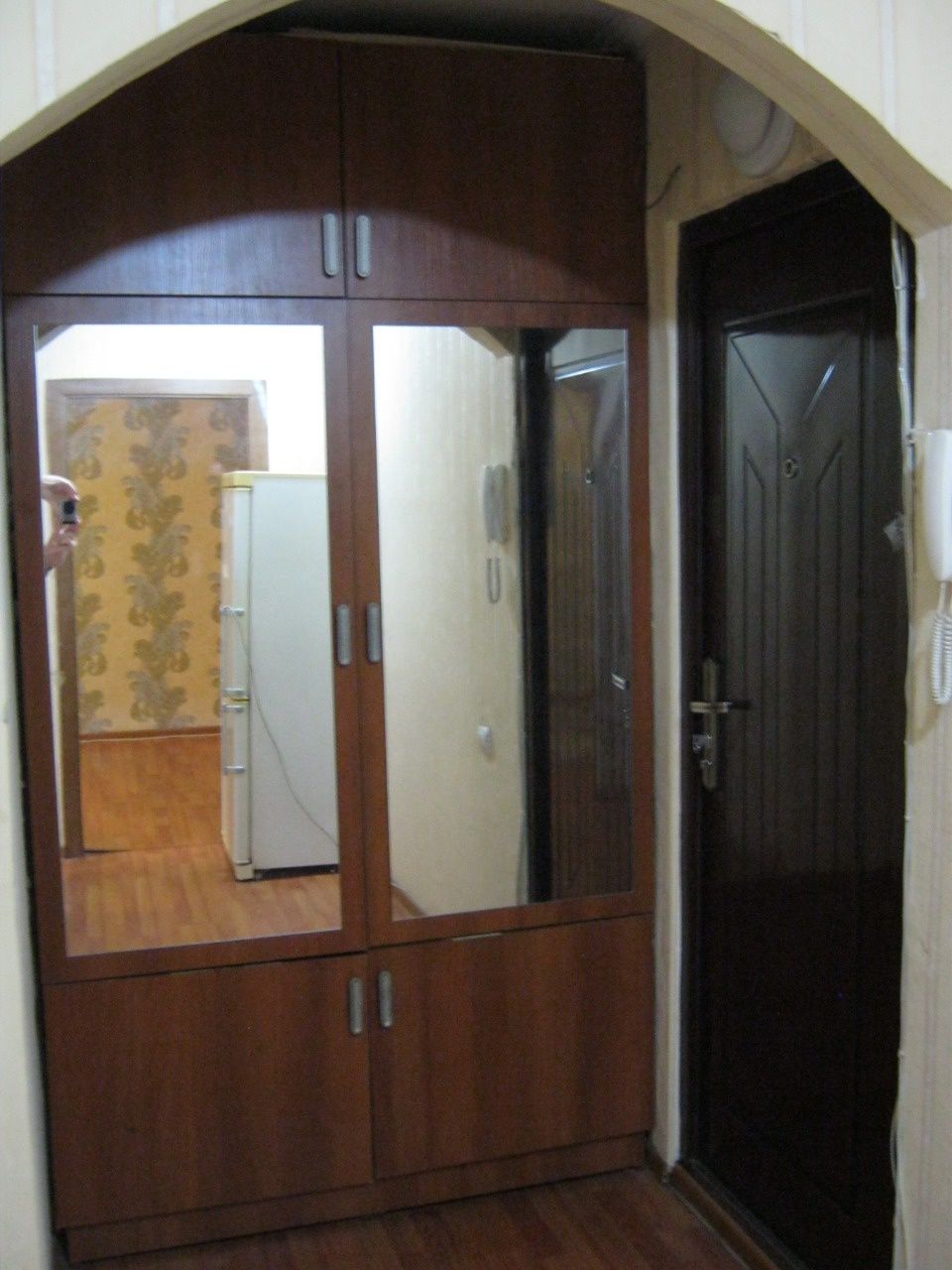 Аренда помесячно, 2х-комн.кв. в мкр.Алмагуль, 2/5эт, дом во дворах .