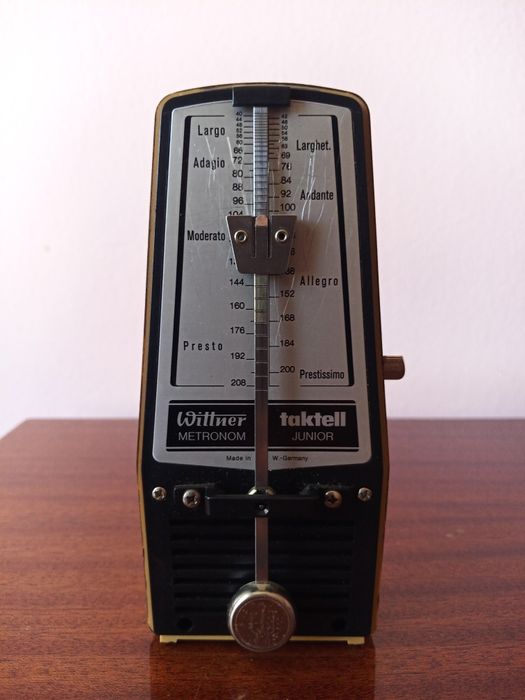 Метроном механичен.