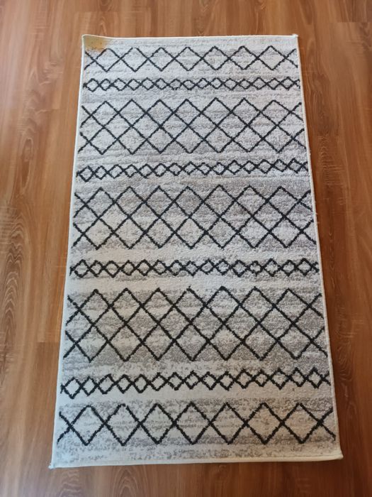 Set 2 carpete, stare foarte buna. Dimensiunea 80×150iunea unei carpet
