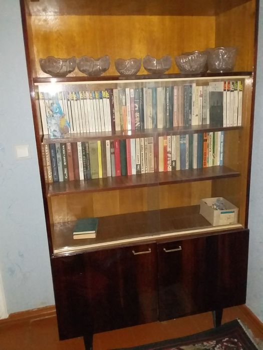 Книжный шкаф в хорошем состоянии