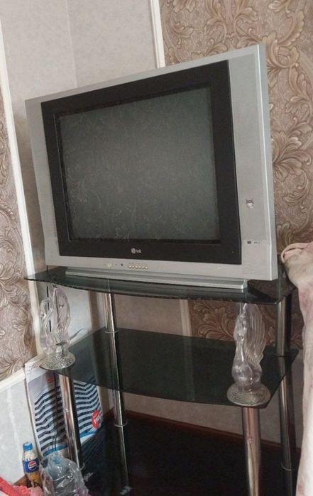 LG televizor padstavkasi bilan