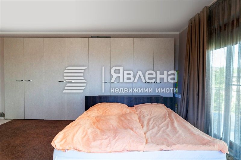 Слънчева просторна къща с три спални в Горна Трака с две паркоместа!