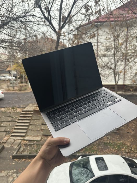 Macbook pro i5 8/256 Yangidek turibdi