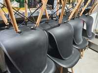 Vand 23 scaune moderne din plasic cu picioare din lemn si metal
