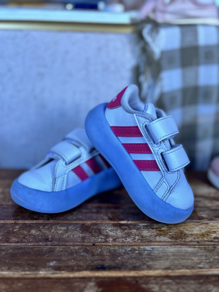 Обувки Nike и Adidas