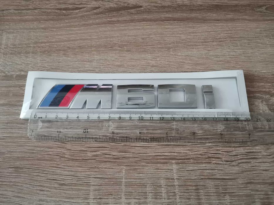 сребристо лого BMW M60i