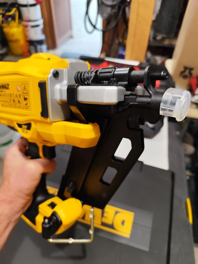 Топ цена пистолет такер за пирони гвоздеи Девалт DeWALT DCN930P2  18V