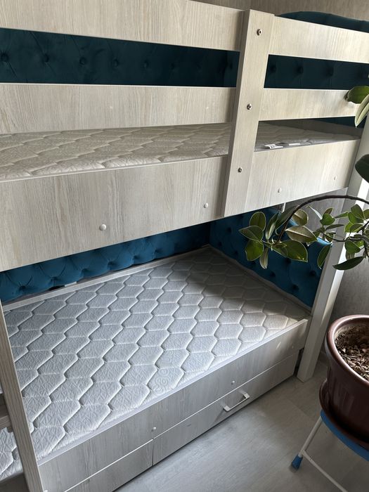 Комлект кроватей и письменный стол-парта