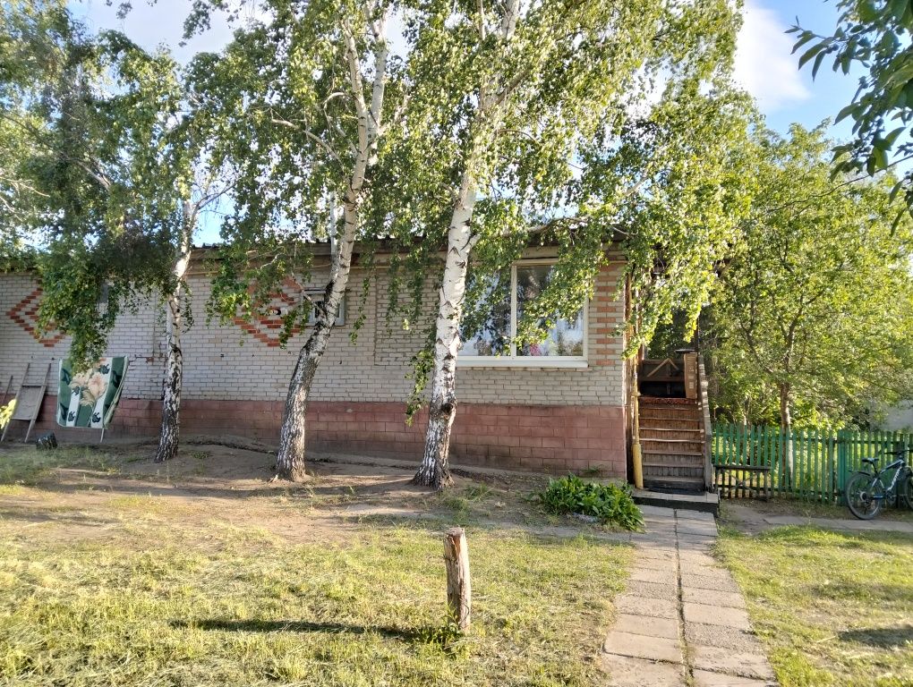 Дом  5 комнатный п. Заречный 150кв м 30 соток делимых земли. В Центре