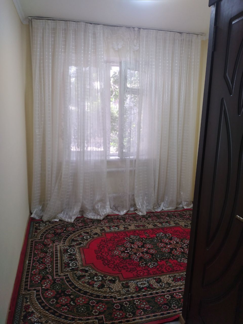Ijaraga uy yashnabod lisinova 1 bekat yaqinida 1 xona