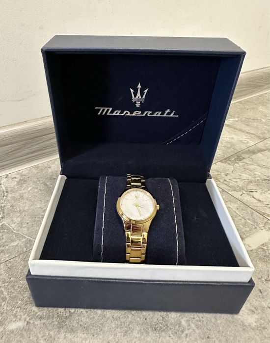 Златен часовник maserati