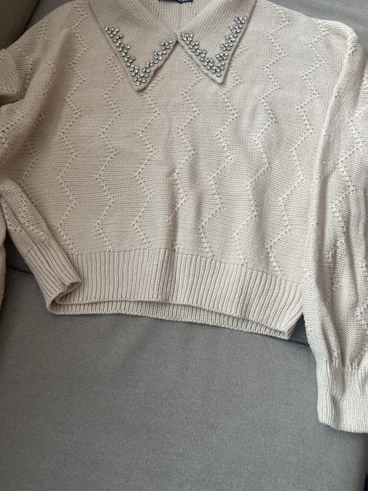 Пуловер с камъчета на яката
