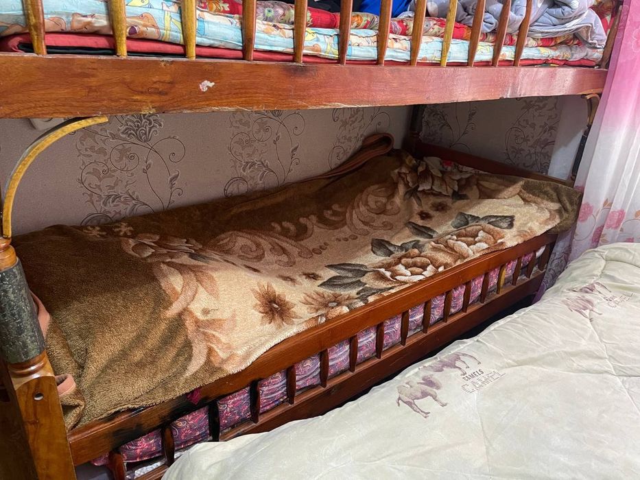 Двухъярусная и двуспальная кровати